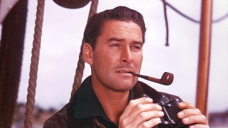 Errol Flynn tenant des jumelles et une pipe