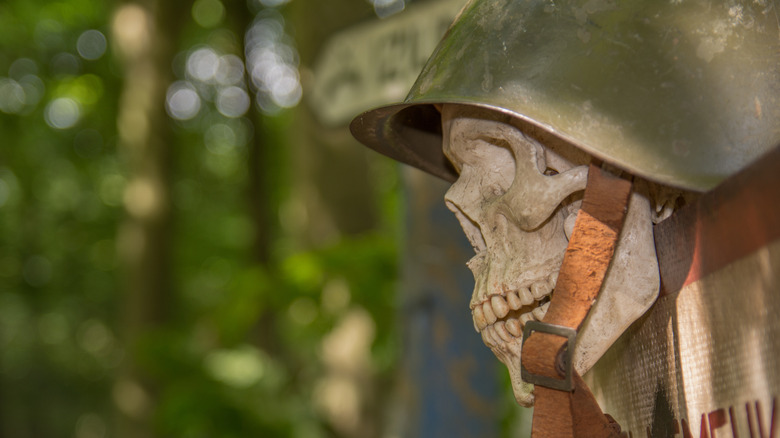 Crâne et casque de l'époque de la Seconde Guerre mondiale