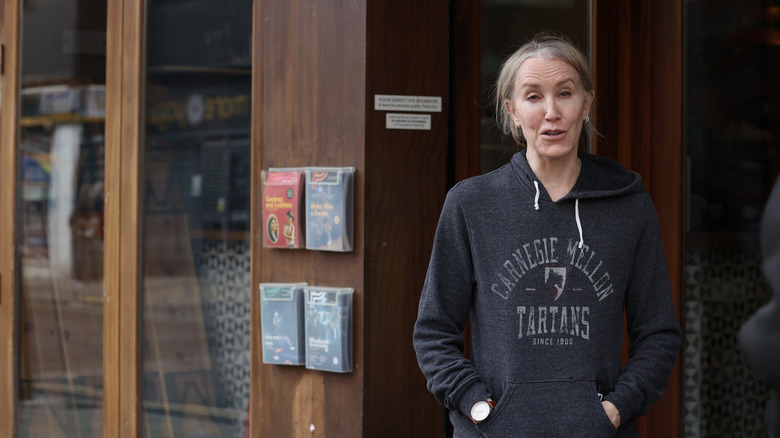 Felicity Huffman marchant dans la rue