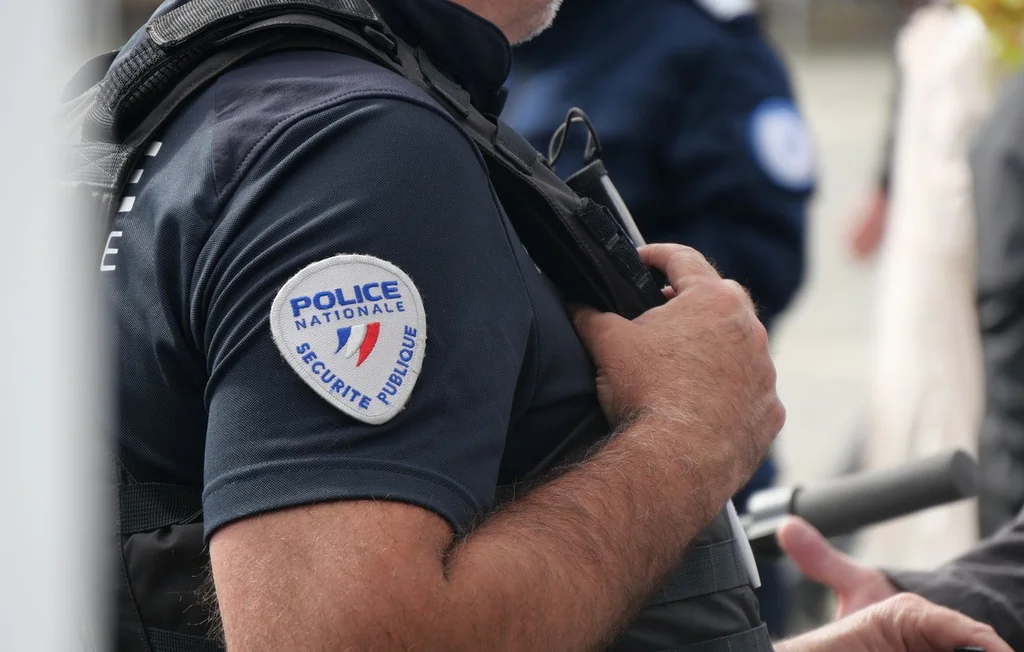 Finistère : Il débarque sa compagne pour aider un policier en pleine poursuite