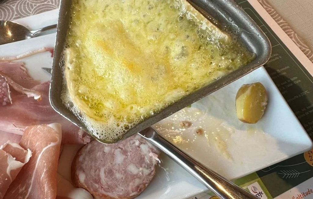 France ou Suisse : Le duel ultime pour la meilleure raclette