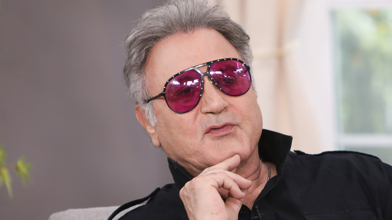 Frank Stallone portant des lunettes roses