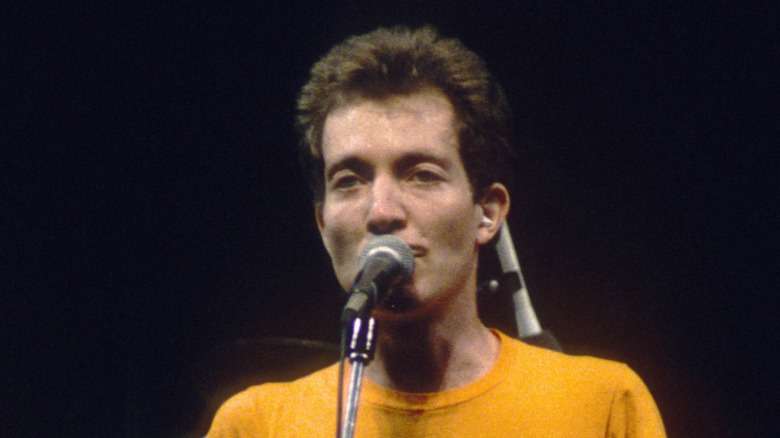 Fred Schneider chantant avec les B-52's dans les années 70