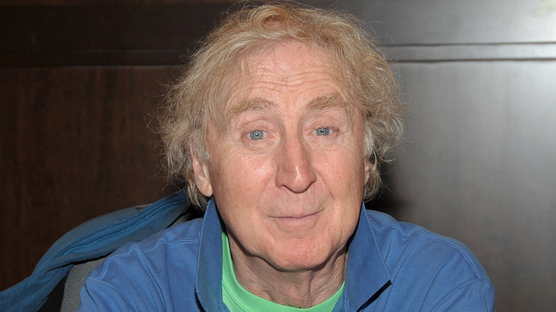 Gene Wilder souriant en chemise bleue