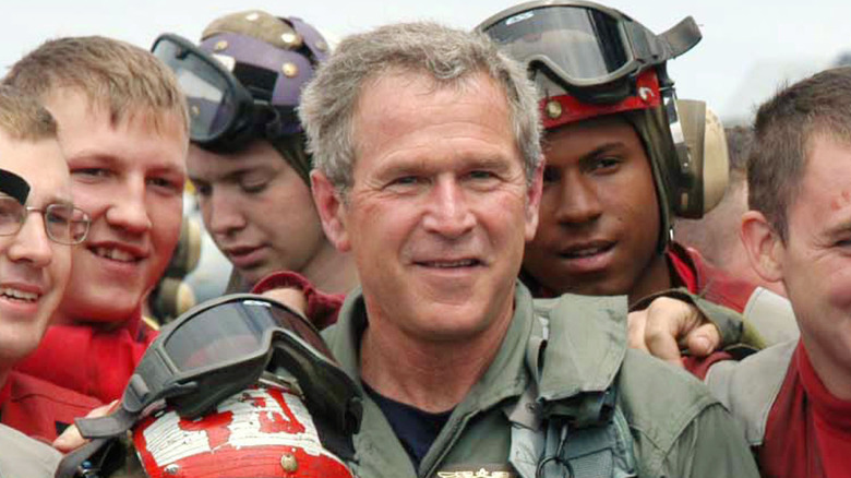 George Bush sur un porte-avions en combinaison de vol