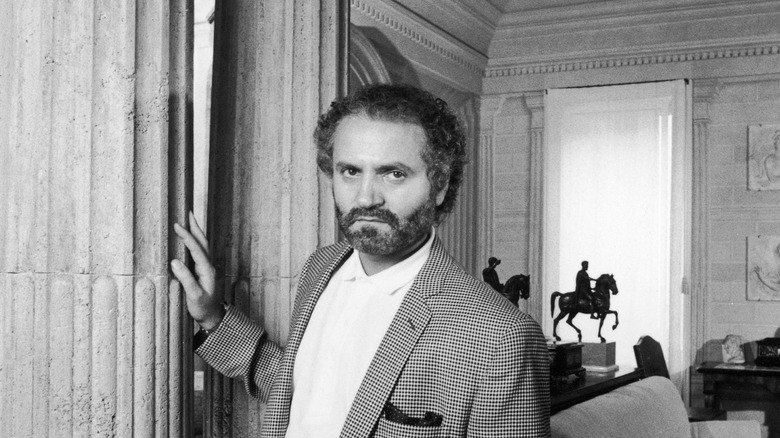 Versace barbu posant en costume décontracté