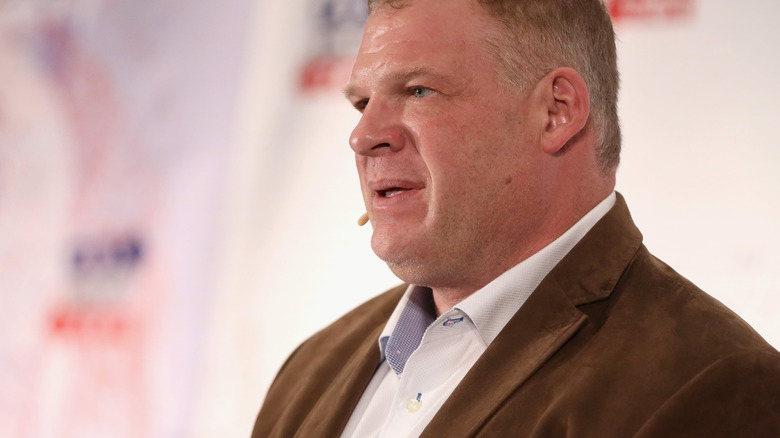 Glenn Jacobs (Kane) s'exprimant