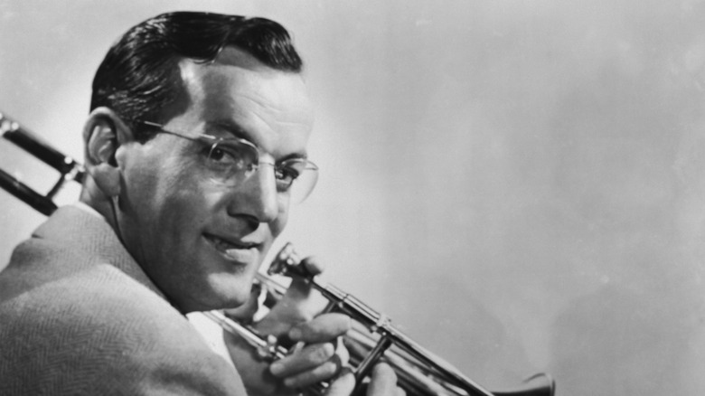 Glenn Miller tenant un trombone et regardant par-dessus son épaule