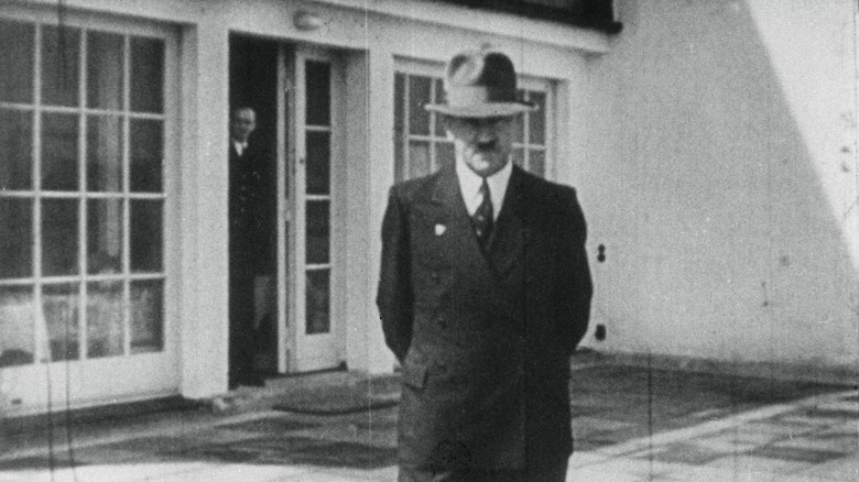 Adolf Hitler debout sous un porche