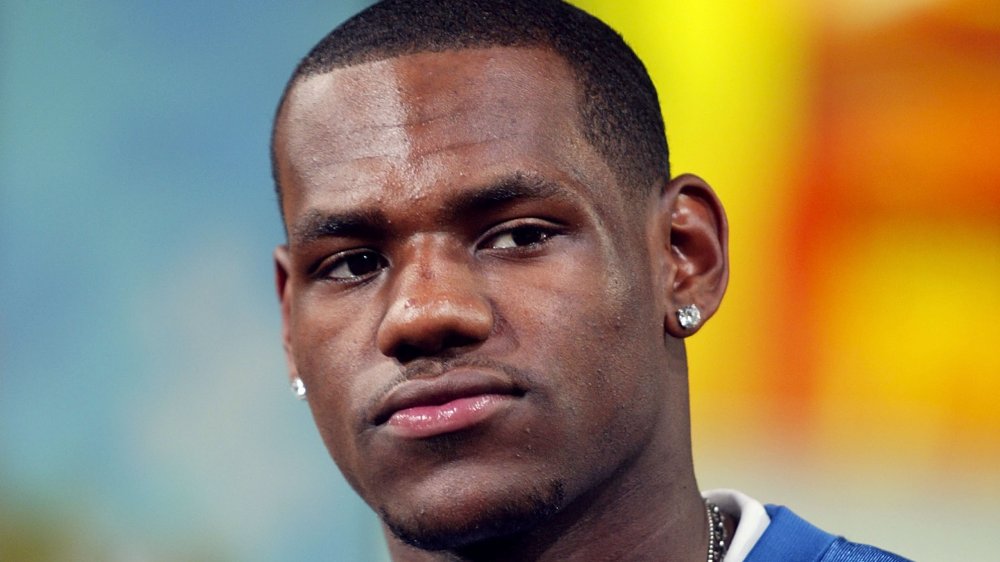 Jeune LeBron James avec boucles d'oreilles en diamant