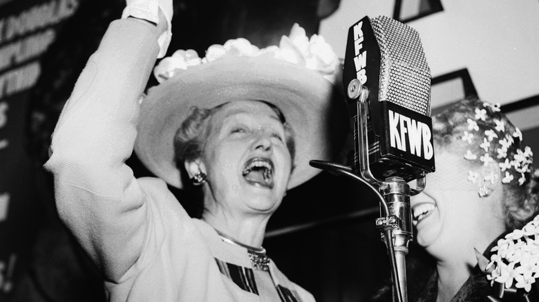 Hedda Hopper criant dans un microphone