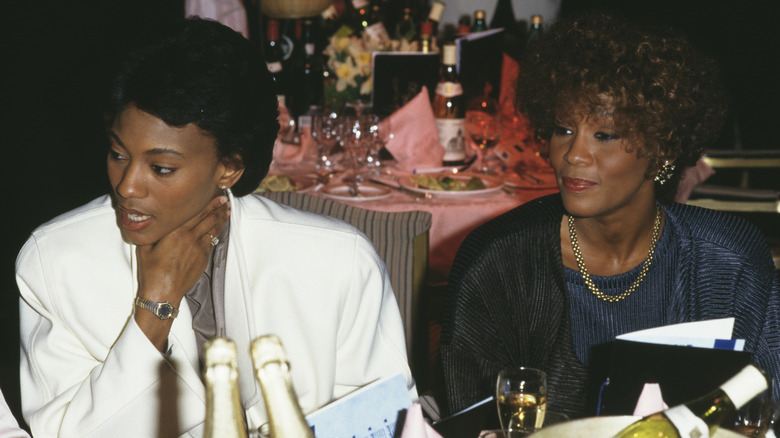 Robyn Crawford et Whitney Houston assises à une table