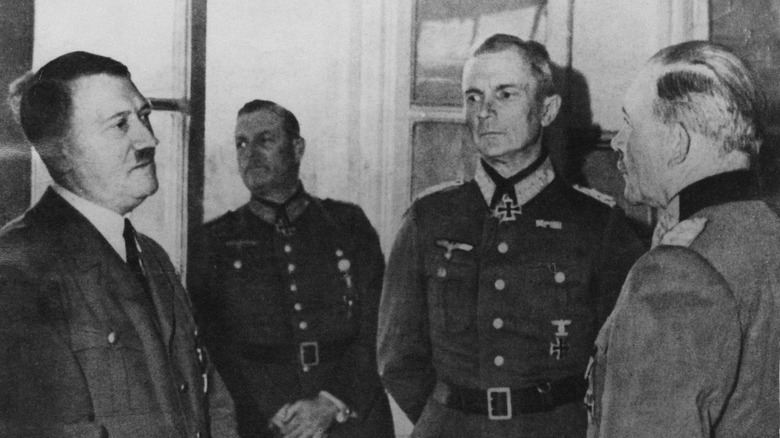 Adolf Hitler discutant avec certains de ses généraux