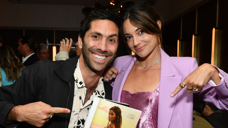 Nev Schulman tenant une caméra