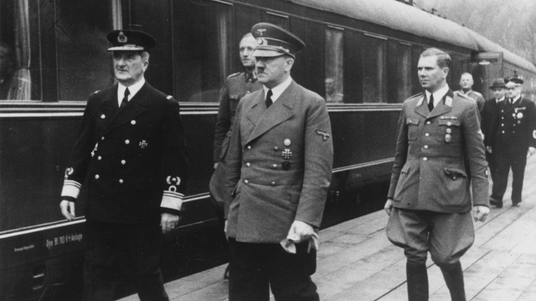 Adolf Hitler rencontrant un dignitaire à une gare