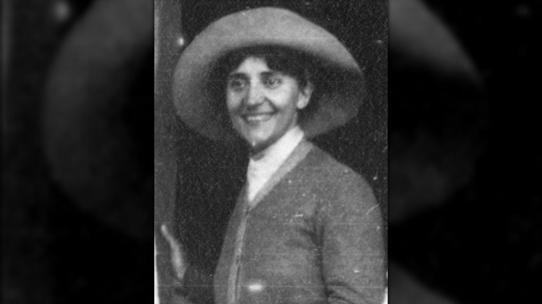 Hélène Leune souriant avec un chapeau