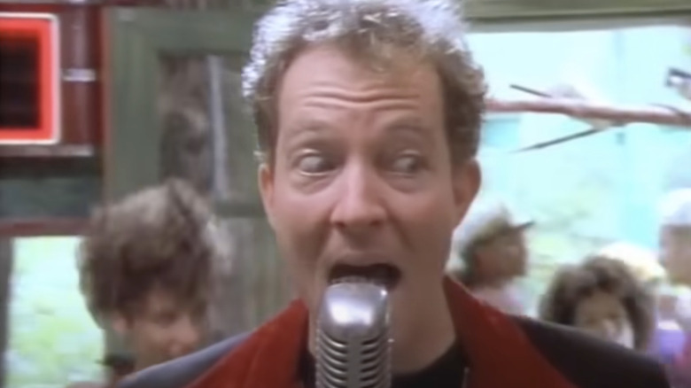 Fred Schneider chantant dans le clip vidéo de Love Shack