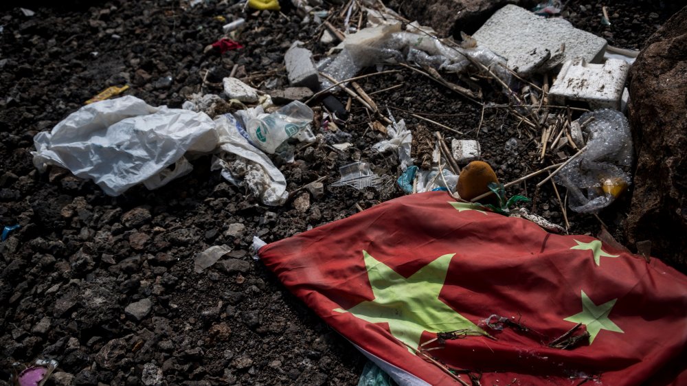 drapeau de Chine et déchets plastiques