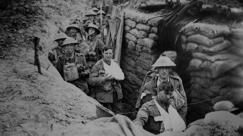 Soldats britanniques dans une tranchée pendant la Première Guerre mondiale