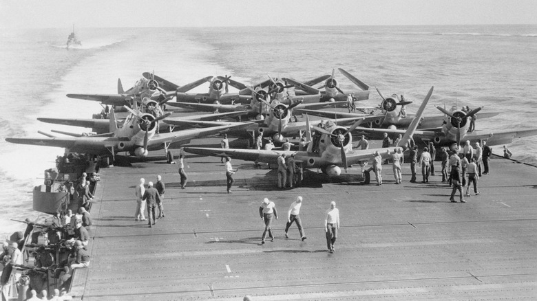 Des bombardiers torpilleurs Douglas Devastator se préparent au décollage à bord de l'USS Enterprise pendant la bataille de Midway