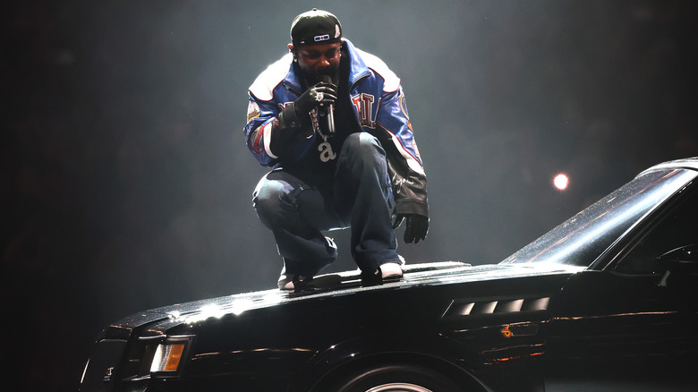 Kendrick Lamar se produisant sur une voiture au Super Bowl