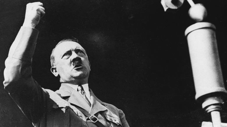 Adolf Hitler prononçant un discours le poing levé