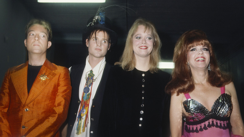 Le groupe The B-52's posant ensemble en 1989