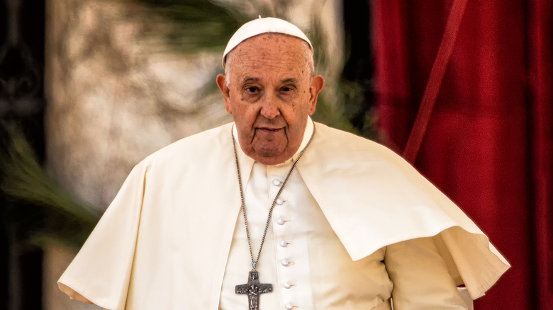 Le pape François vêtu de blanc avec une croix pectorale