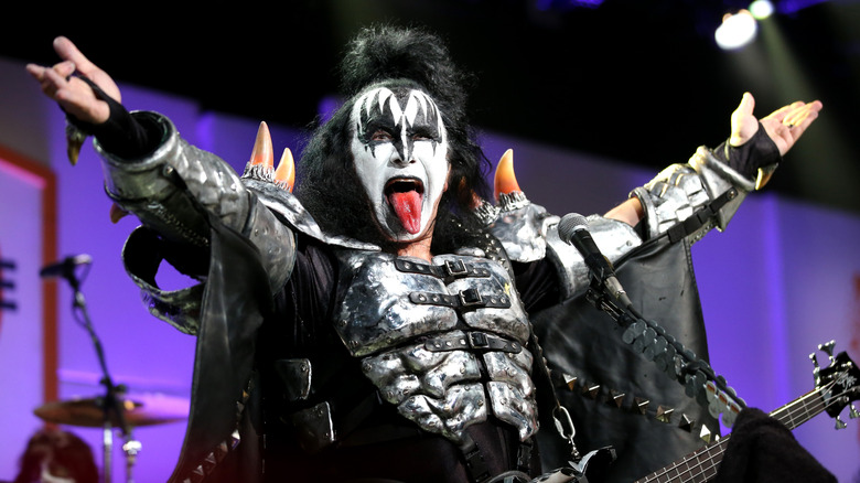 Gene Simmons sur scène avec KISS