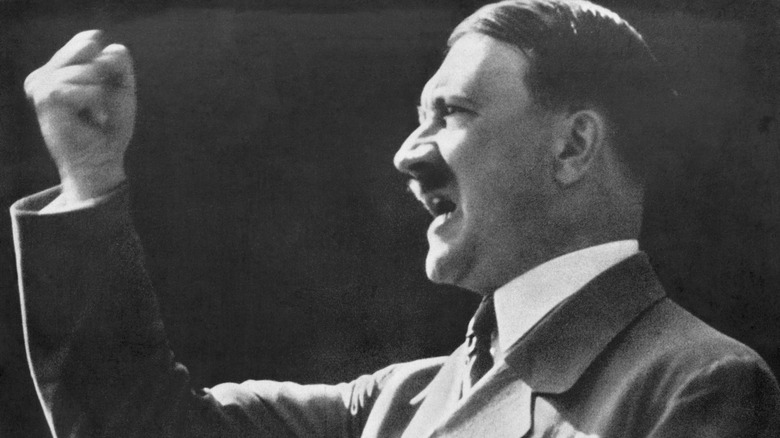Adolf Hitler levant le poing lors d'un discours