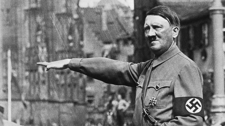 Hitler en uniforme faisant le salut nazi