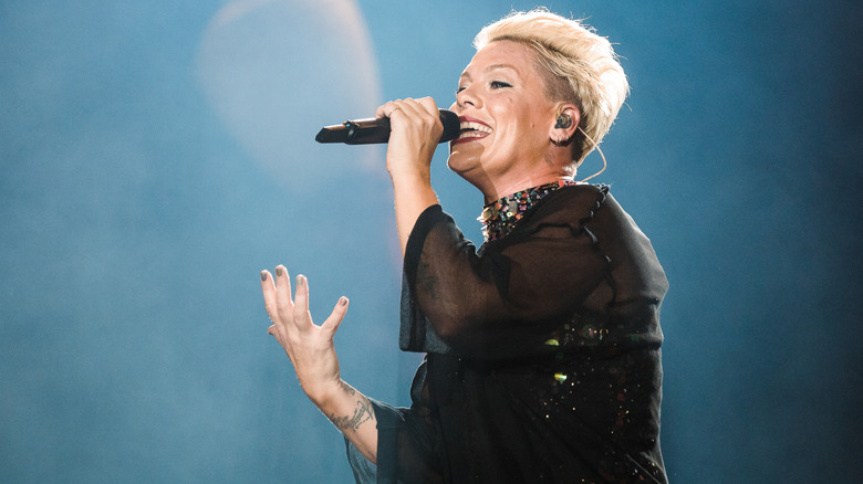 Pink sur scène avec une oreillette visible