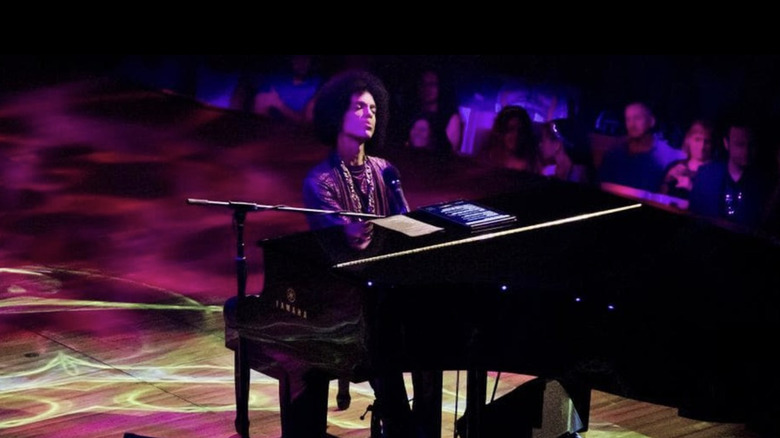Prince les yeux fermés jouant du piano en 2016