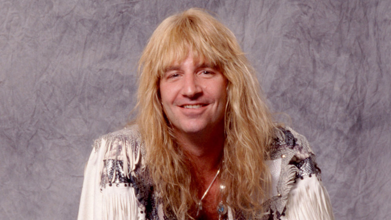 Jack Russell portant une veste à franges