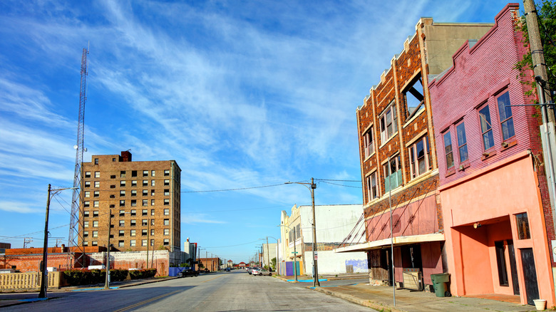 Rue vide à Port Arthur, Texas