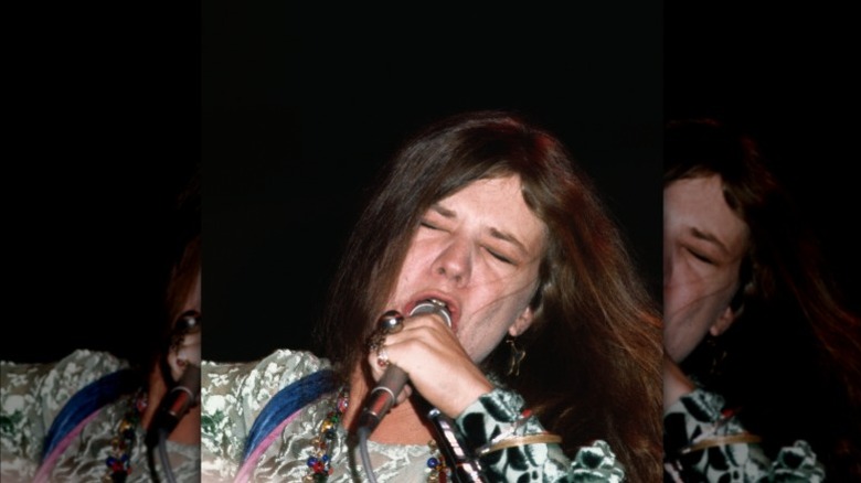 Janis Joplin chantant avec émotion dans un microphone