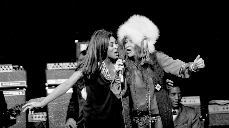Janis Joplin chantant avec Tina Turner sur scène