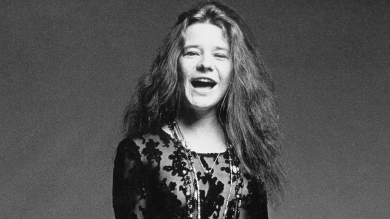 Janis Joplin la bouche ouverte sur une photo posée