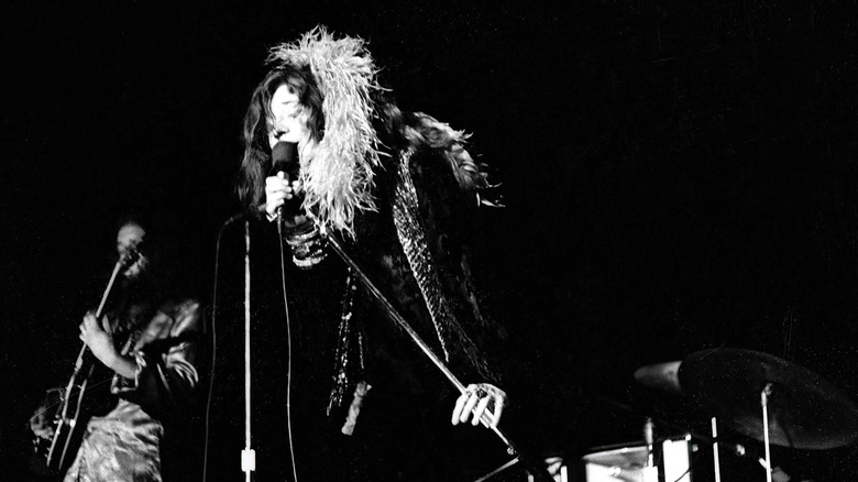 Janis Joplin chantant sur scène au Fillmore à San Francisco
