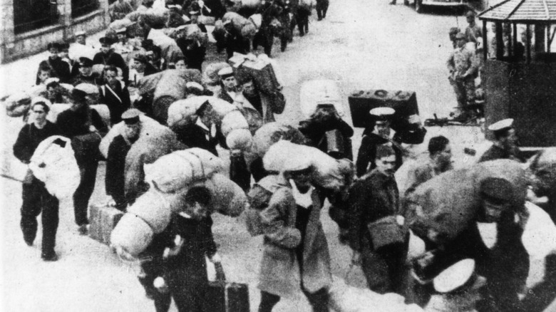 Prisonniers marchant vers un camp japonais