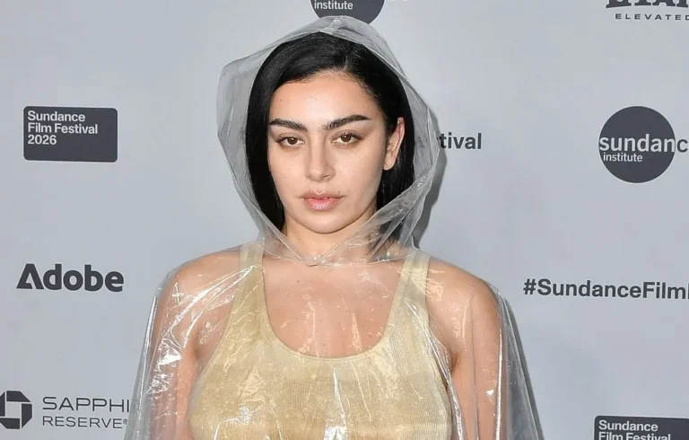 Jason Bateman critiqué après ses propos sur la maternité de Charli XCX