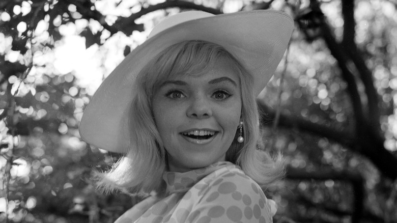 Jenny Maxwell souriante avec un grand chapeau