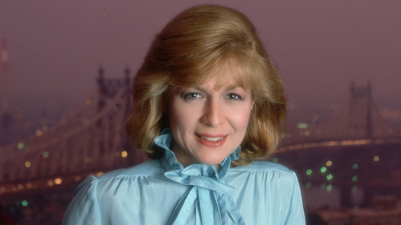 Jessica Savitch sur une photo promotionnelle devant une scène urbaine