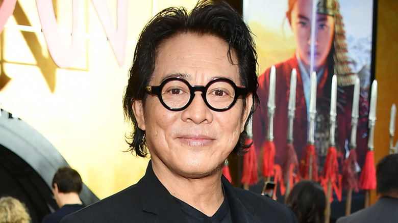Jet Li souriant avec des lunettes