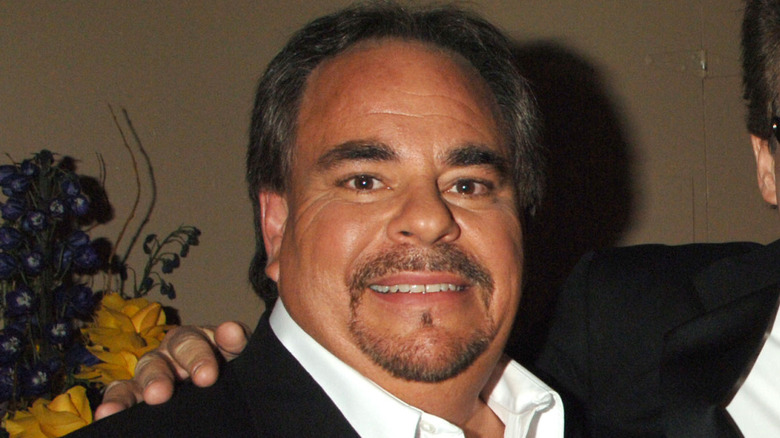 Joey Scarbury en costume souriant