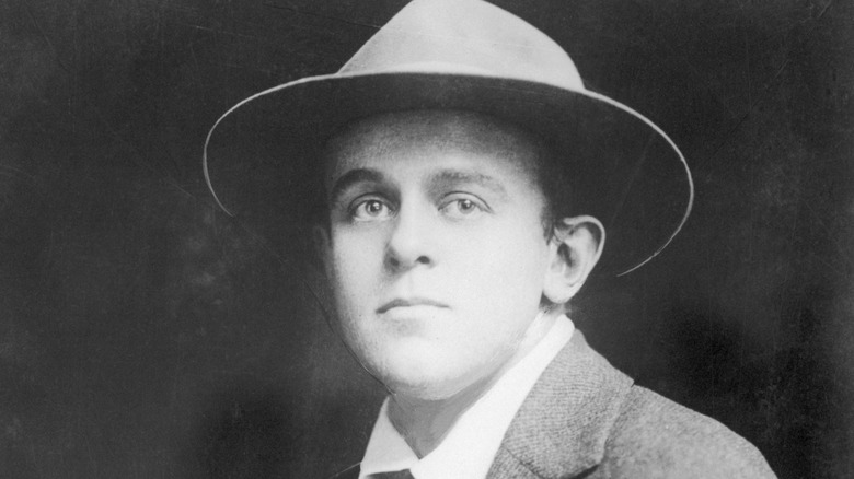 Portrait photo de John Reed avec un grand chapeau