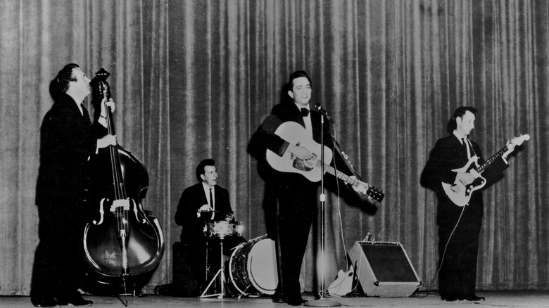 Johnny Cash et son groupe jouant sur une petite scène