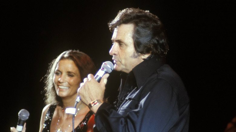 June Carter Cash et Johnny Cash chantant ensemble