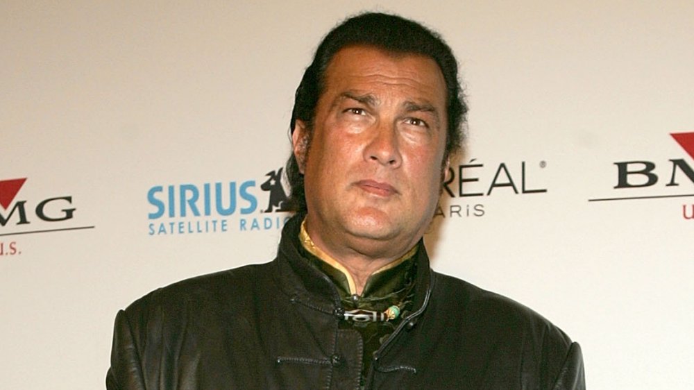 Steven Seagal en tenue