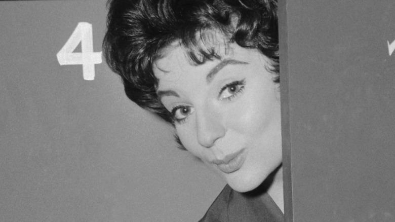 Karyn Kupcinet regardant derrière une porte